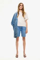 Remera color crema de algodón y viscosa, con cuello redondo y hombros caídos.