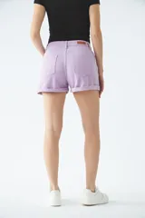 Short de jean tiro alto con diseño clásico de cinco bolsillos, cierre frontal con cremallera y botón, y detalle de botamanga doblada.