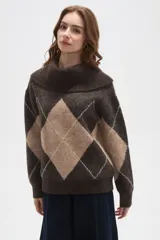 Sweater de tejido de punto con diseño de rombos en tonos marrón y beige, presenta un cuello estilo buche amplio y mangas largas.