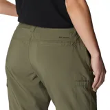 Pantalón convertible Columbia de corte recto en color verde oliva. Presenta diseño funcional con perneras desmontables mediante cremallera para convertirlo en short, múltiples bolsillos laterales y traseros, y tecnología de protección solar.