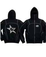 Campera con capucha estilo ninja y cierre completo de metal, color negro con costuras y logos reflectivos. En la espalda presenta el estampado reflectivo de una estrella con una silueta, y en el frente un logo circular con el número 27.