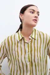 Camisa de manga larga con estampado a rayas verticales en tonos pistacho y blanco, con cuello clásico y cierre frontal con botones.