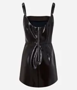 Vestido corto de poliuretano con efecto vinílico de color negro, de corte recto, con escote cuadrado, tirantes finos regulables y cierre de cremallera en la espalda.