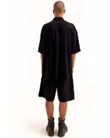 Camisa negra de manga corta con silueta oversized y estampado en el frente.