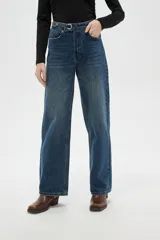 Pantalon de jean de corte recto y tiro medio, con diseño de cinco bolsillos y cierre frontal con botón y cremallera.