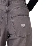 Pantalon de jean estilo wide leg color gris con efecto lavado, de tiro alto y corte holgado con costuras laterales decorativas y ruedo desflecado.