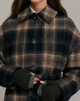 Tapado largo con cuello amplio y mangas largas. Diseño a cuadros grandes en tonos negro, marrón y beige. Incluye cinturón de la misma tela.