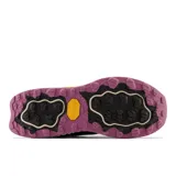 Championes de trekking New Balance Fresh Foam X Hierro Mid, color negro con detalles en gris y fucsia.