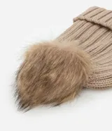 Gorro de punto acanalado color tostado, con diseño clásico de vuelta y pompón de pelo sintético en la parte superior.