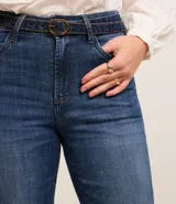 Pantalón recto cropped de jeans con terminación deshilachada y cinturón con hebilla.