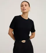 Remera básica de viscosa color negro, con cuello redondo y mangas cortas.