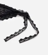 Pañuelo triangular de encaje negro con textura floral y transparencia, con tiras para anudar.