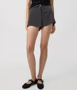 Short de sastrería color gris oscuro, de corte estructurado, tiro alto y largo mini, con pinzas delanteras y diseño evasé.