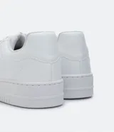 Championes urbanos de caña baja marca Viko, confeccionados en material sintético (PU) color blanco. Presentan diseño con recortes laterales, perforaciones decorativas, puntera redondeada y cierre mediante cordones al tono.