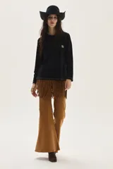 Remera de algodón de corte recto, con cuello a la base y mangas largas. Presenta costuras con pespuntes a contratono y un pequeño bordado en el pecho.