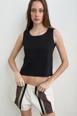 Musculosa blanca de algodón, de corte recto y escote redondo.