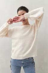 Sweater celeste tramado de silueta relajada, con combinación de texturas en el tejido y mangas abullonadas con puños elastizados.