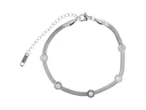 Pulsera plateada de acero con cadena de eslabones y cierre de mosquetón. Presenta cinco dijes circulares con circonias engarzadas.