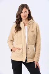 Campera de abrigo color beige con capucha ajustable. Combina la parte superior en corderito y la inferior capitoneada, con cierre frontal de broches y bolsillos laterales.