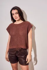 Chaleco tejido de punto color marrón con destellos metalizados, cuello redondo y diseño holgado.