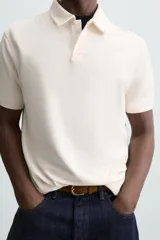 Polo de hombre color verde oliva, de corte regular fit, con cuello solapa y cierre frontal de botonadura. Presenta manga corta y acabados en rib.