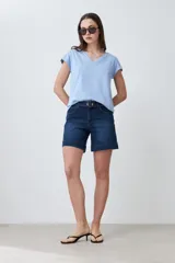 Remera de algodón color celeste melange, con cuello en V y mangas cortas con dobladillo.