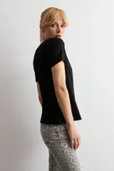 Remera de algodón con escote redondo a la base y mangas cortas, de corte clásico y ajuste cómodo.