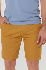 Bermuda clásica color beige con bolsillos laterales y traseros, confeccionada en algodón con spandex.