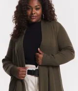 Cardigan de punto acanalado color verde militar, de manga larga, con abertura total y bajo asimétrico en forma de punta.