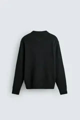 Jersey de punto con corte regular fit, cuello redondo y manga larga. Presenta un diseño de textura acanalada con acabados en rib en puños y bajo.