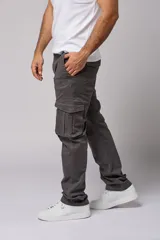 Pantalón cargo gris de gabardina con bolsillos laterales con fuelle y solapa, corte recto y tiro medio.