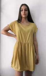 Vestido corto color mostaza, con corte a la cintura y falda fruncida.