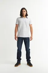 Remera de hombre a rayas horizontales blancas y grises, con cuello polo gris.