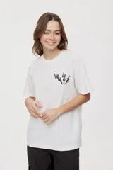 Remera de manga corta blanca con calce oversized, cuello redondo y gráfico de rayos en el frente.