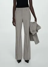 Pantalon de vestir de tiro alto con diseño acampanado, confeccionado en tejido de poliéster y viscosa. Presenta trabillas en la cintura, bolsillos laterales y costuras decorativas frontales.