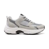 Championes deportivos urbanos color gris claro con detalles en gris oscuro y blanco. Capellada de malla y cuero sintético, con cordones grises y suela blanca con detalles en negro.
