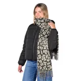 Bufanda de tejido de punto con diseño de estampado animal print en tonos negro y beige, con terminación de flecos en los extremos.