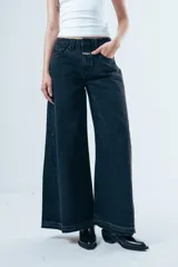 Pantalón de jean estilo wide leg, de tiro alto y corte holgado desde la cadera hasta el ruedo, con diseño de cinco bolsillos y cierre frontal.