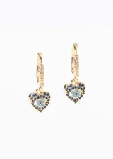 Par de aros colgantes dorados con forma de corazón, decorados con circonitas azules y celestes.
