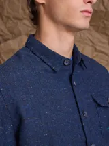 Overshirt de textura tipo tweed en color marrón, con cuello clásico, cierre frontal de botones y bolsillo en el pecho.