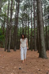 Chaleco tejido a mano en dos agujas con hilado 100% baby alpaca teñido artesanalmente, color magenta matizado. Diseño ligeramente oversize, de hombros anchos y cuello tipo bote, con puntos calados en frente y espalda y tajos a los lados en el bajo.