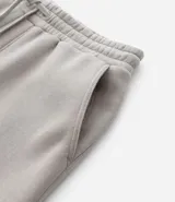 Pantalón de corte recto confeccionado en tejido de algodón y poliéster, con cintura elástica ajustable mediante lazo y bolsillos laterales.