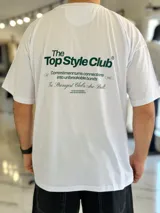 Remera oversize gris con efecto acid wash, de mangas cortas y cuello redondo, con estampado tipográfico blanco en la espalda.