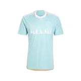 Camiseta de fútbol Adidas del Inter Miami CF, modelo tercer uniforme temporada 2024. Diseño celeste con rayas verticales en relieve y detalles en naranja. Incluye logo de Adidas, escudo del club y nombre del equipo en el frente.
