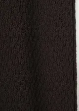Pantalón negro de silueta recta, corte largo y tiro medio, confeccionado en mezcla de algodón y poliéster.