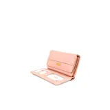 Billetera corta marca Coveri Collection, color blanco, de diseño rectangular con solapa y cierre de broche a presión. Detalle de placa metálica dorada con el nombre de la marca en el frente y herrajes dorados.