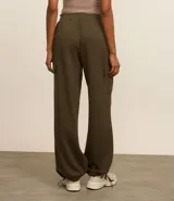 Pantalón deportivo verde oliva, confeccionado en microfibra pesada con viscosa certificada. Cuenta con cintura elástica ajustable, bolsillos cargo laterales y ajuste elástico en los tobillos.