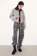 Jean de corte barrel y tiro alto con estampado de camuflaje. Presenta cierre frontal con botón y bolsillos laterales.