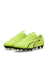Zapatos de fútbol Puma Vitoria FG/AG de color amarillo fluo con detalles en negro, diseñados para ofrecer rendimiento en superficies firmes y artificiales.