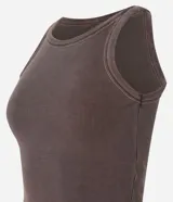 Musculosa marrón de ribana con efecto lavado, cuello redondo y bajo asimétrico.